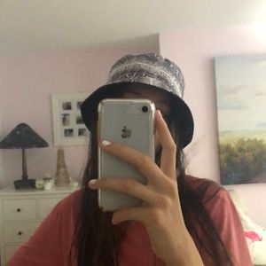 Bucket Hat Reversible Snakeskin/Black trendy+cute